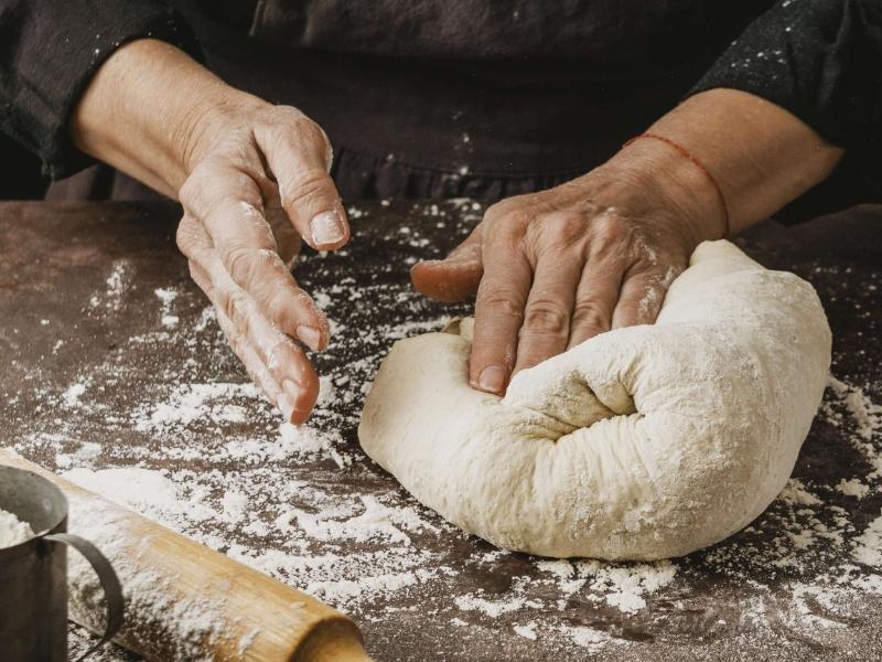 Você sabe por que o fermento faz a massa de pães e bolos crescer?